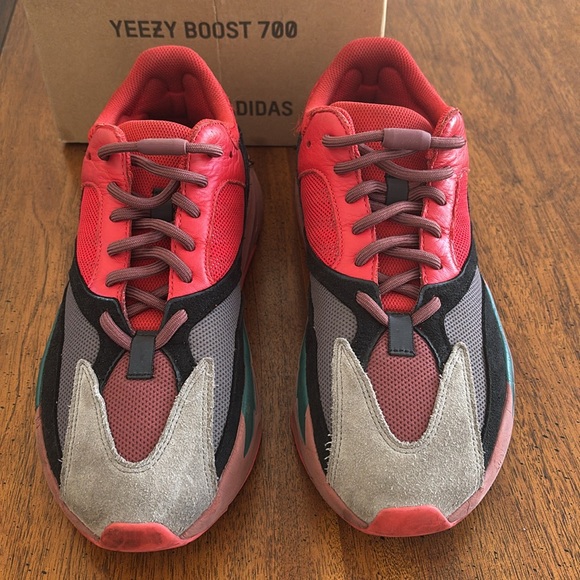 Yeezy Boost 700 - Picture 4 of 10